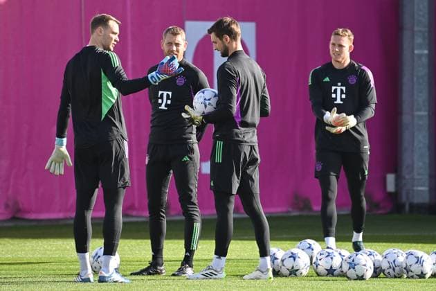 f li Manuel NEUER goalkeeper Bayern Muenchen , goalkeeper coach Michael RECHNER Bayern Muenchen , Sven ULREICH,goalkeeper Bayern Muenchen , goalkeeper Daniel PERETZ Bayern Muenchen final training FC Bayern before the CL game against Galatasaray Istanbul on 23 10 2023,