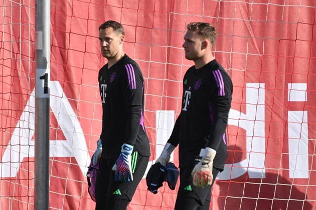 f li Manuel NEUER Goalkeeper Bayern Muenchen , Goalkeeper Daniel PERETZ Bayern Muenchen Final training FC Bayern before the CL game against Galatasaray Istanbul on 23 10 2023,