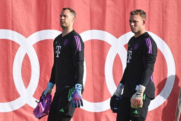 f li Manuel NEUER Goalkeeper Bayern Muenchen , Goalkeeper Daniel PERETZ Bayern Muenchen Final training FC Bayern before the CL game against Galatasaray Istanbul on 23 10 2023,