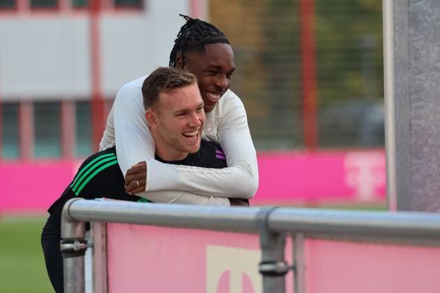 Mathys Tel FC Bayern Muenchen, 39 piggyback on Daniel Peretz FC Bayern Muenchen, 18 , fun, laughing, training, good mood, final training FC Bayern Muenchen, football, season 23 24, 23 10 2023, final training FC Bayern Muenchen, football, season 23 24, 23 10 2023 Muenchen Copyright: xEibner-Pressefoto JennixMaulx EP_JML