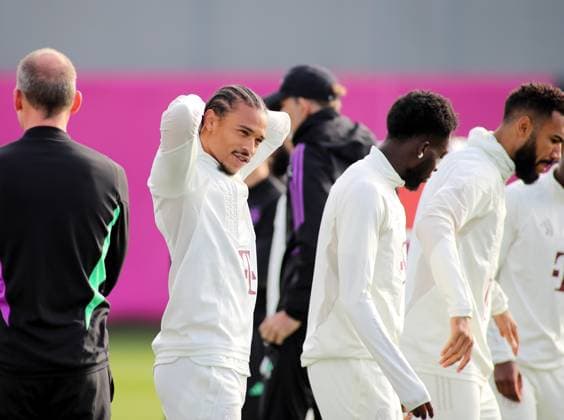 Munich, Germany 23 October 2023 football, men, 2023 2024 season, FC Bayern Munich, Säbener Strasse, training ground, training, final training, Champions League Leroy Sane FC Bayern Munich grabs his neck