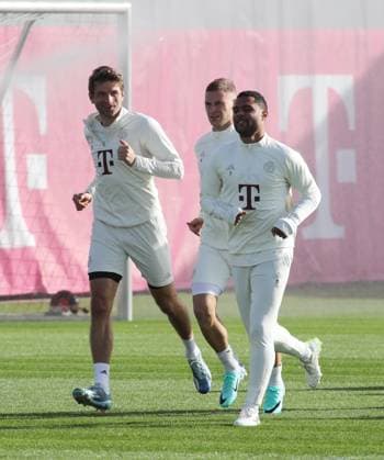 Munich, Germany 23 October 2023 football, men, season 2023 2024, FC Bayern Munich, Säbener Strasse, training ground, training, final training, Champions League Thomas Mueller, Mueller FC Bayern Munich with Joshua Kimmich FC Bayern Munich and Serge Gnabry FC Bayern Munich from l to r while running.