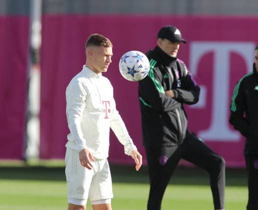 Munich, Germany 23 October 2023 football, men, season 2023 2024, FC Bayern Munich, Säbener Strasse, training ground, training, final training, Champions League Joshua Kimmich FC Bayern Munich with a ball at eye level, looking, looking at ball