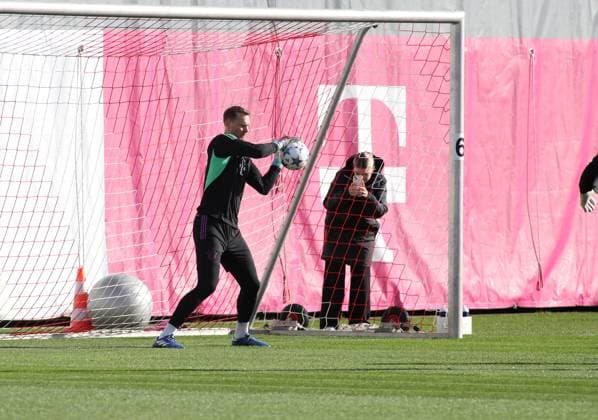 Munich, Germany 23 October 2023 football, men, season 2023 2024, FC Bayern Munich, Säbener Strasse, training ground, training, final training, Champions League Manuel Neuer FC Bayern Munich catches a ball, single action, free plate,full body shot