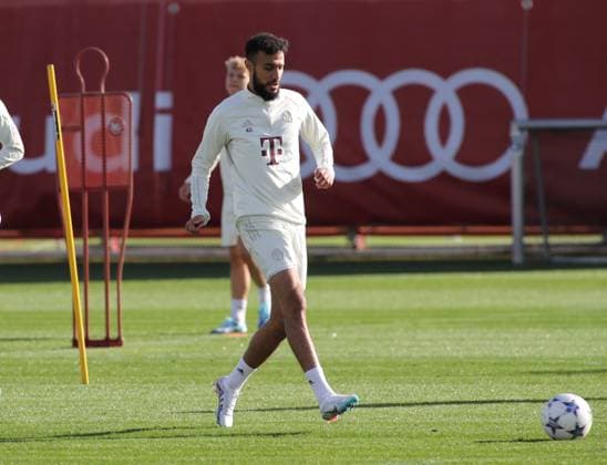 Munich, Germany 23 October 2023 football, men, season 2023 2024, FC Bayern Munich, Säbener Strasse, training ground, training, final training, Champions League Noussair Mazraoui FC Bayern Munich plays a ball, single action, free plate,full body shot.