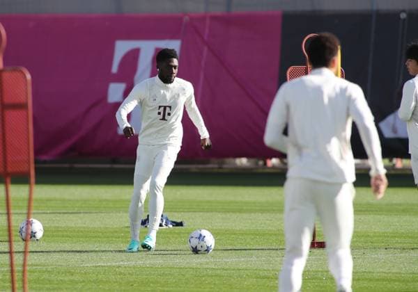 Munich, Germany 23 October 2023 football, men, season 2023 2024, FC Bayern Munich, Säbener Strasse, training ground, training, final training, Champions League Alphonso Davies FC Bayern Munich with ball