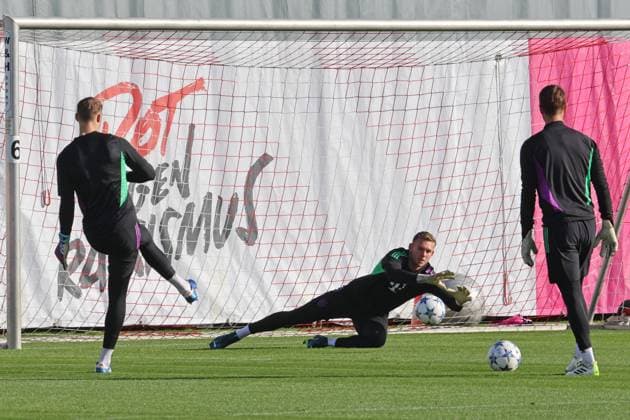 f l 1 Manuel Neuer, 18 Daniel Peretz, 26 Sven Ulreich, goalkeeper training, action, catches the ball, soccer final training of FC Bayern Muenchen before UEFA Champions League match against Galatasaray Istanbul 23 10 2023 training ground, Saebenerstr PHOTO Mladen Lackovic LakoPress