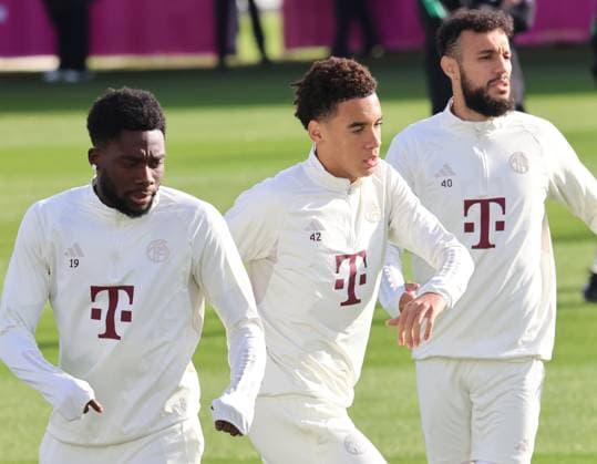 v l 19 Alphonso Davies, 42 Jamal Musiala, 40 Noussair Mazraoui, group, warm-up, warm-up jersey Football final training of FC Bayern Muenchen before UEFA Champions League match against Galatasaray Istanbul 23 10 2023 training ground, Saebenerstr PHOTO Mladen Lackovic LakoPress
