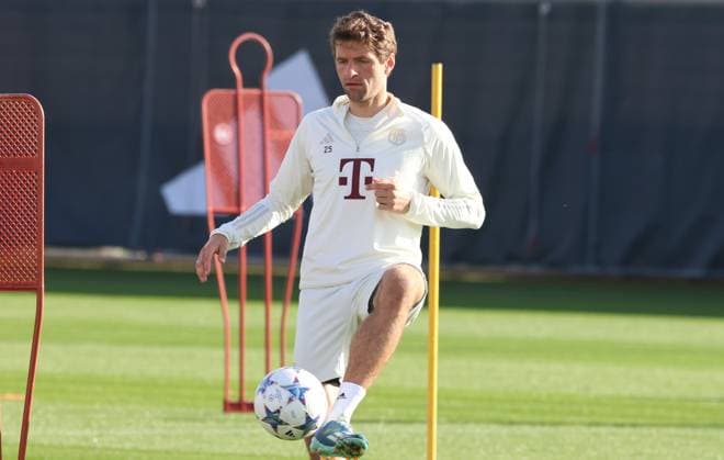 25 Thomas Mueller, on the ball, portrait, portrait, football Final training of FC Bayern Muenchen before the UEFA Champions League match against Galatasaray Istanbul 23 10 2023 Training ground, Saebenerstr PHOTO Mladen Lackovic LakoPress