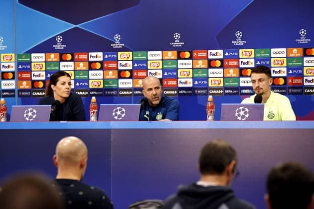 LENS - (l-r) Press officer Sanne Clements, PSV Eindhoven coach Peter Bosz, Olivier Boscagli of PSV Eindhoven during the MD-1 press conference, PK, Pressekonferenz prior to the UEFA Champions League group B match against RC Lens at the Stade Bollaert-Delelis on October 23, 2023 in Lens, France. ANP MAURICE VAN STEEN UEFA Champions League MD-1 2023 2024 xVIxANPxSportx xxANPxIVx 481914733 originalFilename: 481914733.jpg