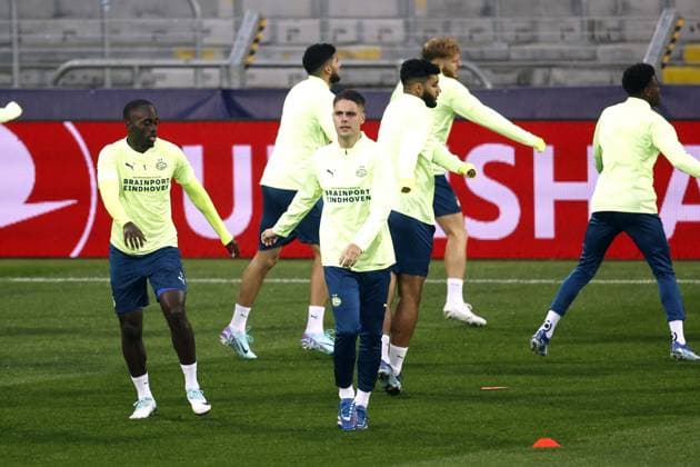 LENS - (l-r) Jordan Teze of PSV Eindhoven, Guus Til of PSV Eindhoven during the MD-1 training session ahead of the UEFA Champions League Group B match against RC Lens at the Stade Bollaert-Delelis on October 23, 2023 in Lens, France. ANP MAURICE VAN STEEN UEFA Champions League MD-1 2023 2024 xVIxANPxSportx xxANPxIVx 481917360 originalFilename: 481917360.jpg