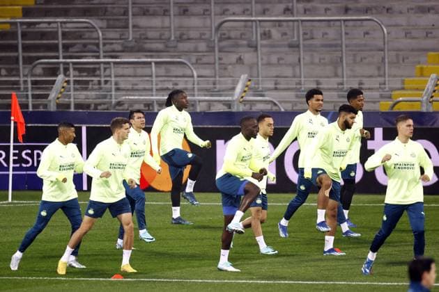 LENS - (l-r) Patrick van Aanholt of PSV Eindhoven, Guus Til of PSV Eindhoven, Hirving Lozano of PSV Eindhoven, Jordan Teze of PSV Eindhoven, Sergino Dest of PSV Eindhoven, Malik Tillman of PSV Eindhoven, Ismael Saibari of PSV Eindhoven, Joey Veerman of PSV Eindhoven during the MD-1 training session prior to the UEFA Champions League group B match against RC Lens at the Stade Bollaert-Delelis on October 23, 2023 in Lens, France. ANP MAURICE VAN STEEN UEFA Champions League MD-1 2023 2024 xVIxANPxSportx xxANPxIVx 481917462 originalFilename: 481917462.jpg