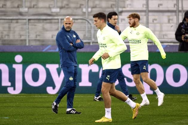 LENS - PSV Eindhoven coach Peter Bosz during the MD-1 training session prior to the UEFA Champions League group B match against RC Lens at the Stade Bollaert-Delelis on October 23, 2023 in Lens, France. ANP MAURICE VAN STEEN UEFA Champions League MD-1 2023 2024 xVIxANPxSportx xxANPxIVx 481918328 originalFilename: 481918328.jpg