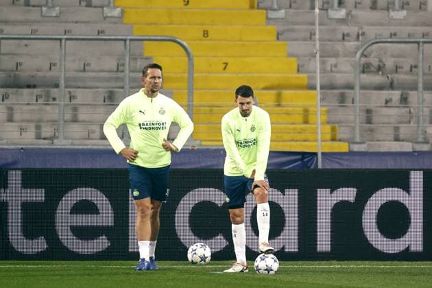 LENS - (l-r) Luuk de Jong of PSV Eindhoven, Olivier Boscagli of PSV Eindhoven during the MD-1 training session prior to the UEFA Champions League group B match against RC Lens at the Stade Bollaert-Delelis on October 23, 2023 in Lens, France . ANP MAURICE VAN STEEN UEFA Champions League MD-1 2023 2024 xVIxANPxSportx xxANPxIVx 481918403 originalFilename: 481918403.jpg