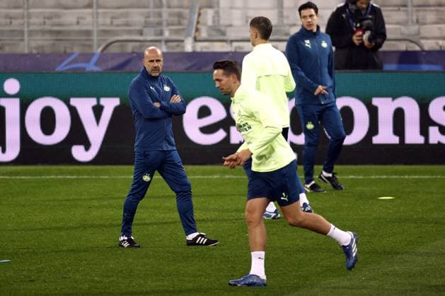 LENS - PSV Eindhoven coach Peter Bosz during the MD-1 training session prior to the UEFA Champions League group B match against RC Lens at the Stade Bollaert-Delelis on October 23, 2023 in Lens, France. ANP MAURICE VAN STEEN UEFA Champions League MD-1 2023 2024 xVIxANPxSportx xxANPxIVx 481918971 originalFilename: 481918971.jpg