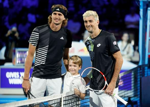 L R Alexander Zverev and Sebastian Ofner pose for a photo at the net before the start of play Copyright: xJuergenxHasenkopfx
