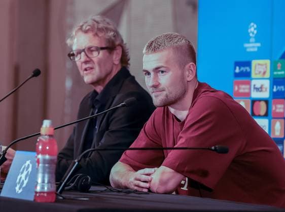 Dieter Nickles, Bayern press spokesman, Matthijs de Ligt, press conference Galatasaray Istanbul vs Bayern Muenchen, Champions League, group stage, season 2023 24, 23 10 2023, press conference Galatasaray Istanbul vs Bayern Muenchen, Champions League, group stage, season 2023 24, 23 10 2023, Istanbul Copyright: xEibner-Pressefoto JoergxNiebergax EP_EER