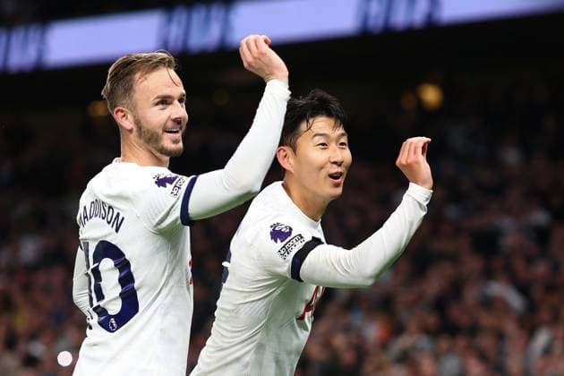 Tottenham gegen Fulham 23. Oktober 2023, London Premier League Fußball Tottenham Hotspur gegen Fulham James Maddison von Tottenham Hotspur feiert sein zweites Tor mit Son Heung Min von Tottenham Hotspur Foto Charlotte Wilson Abseits London UK  Copyright: xCharlottexWilsonx xOffsidexOffside