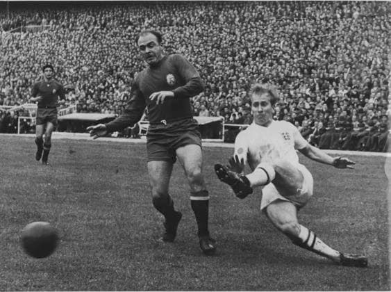 El futbolista inglÃ s Sir Bobby Charlton. En la imagen, con Alfredo Di StÃ fano. The English footballer Sir Bobby Charlton. In this picture, Alfredo Di StÃ fano. ARCHIVOxMARCA  ecommerceFotos eCommerce2-142719376