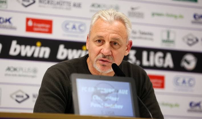Aue, 22 10 2023, Erzgebirgsstadion, Football, 3 Liga, 12 Spieltag , FC Erzgebirge Aue vs SSV Ulm 1 2 1 0 , In picture coach Pavel Dotchev, Erzgebirge Aue , Only editorial use Only editorial use , DFB DFL regulations prohibit any use of photographs as image sequences and or quasi video , Picture Point