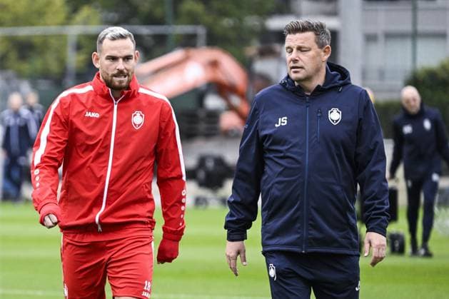 Antwerp s Vincent Janssen and Antwerp s assistant coach John Stegeman pictured during a training of Belgian soccer team Royal Antwerp FC, on Tuesday 24 October 2023 in Antwerp. The team is preparing for tomorrow s game against Portuguese club FC Porto, on day three of the Champions League group stage, in the group H. TOM GOYVAERTS TomxGoyvaerts  x78411889x