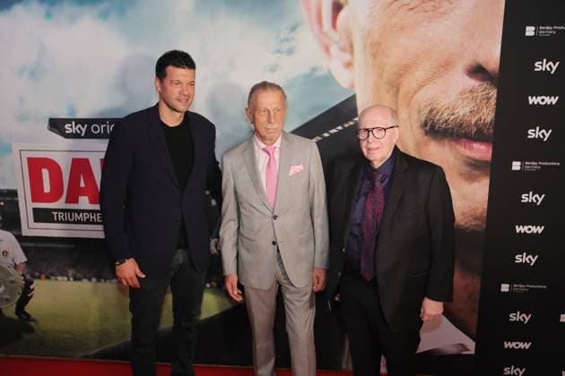 Premiere Daum triumphs scandals, 24 10 2023, from left Michael Ballack, Christoph Daum, Reiner Calmund, picture