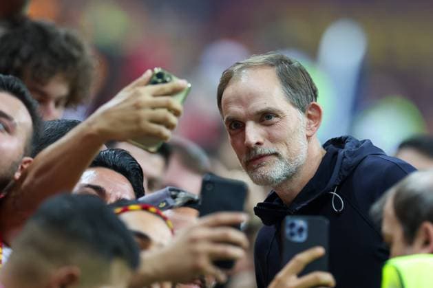 Head coach Thomas Tuchel FC Bayern Muenchen takes selfies with fans, Galatasaray Istanbul vs FC Bayern Muenchen, Champions League, football, preliminary round, first leg, 24 10 2023 Istanbul Istanbul Turkey Copyright: xkolbert-press ChristianxKolbertx