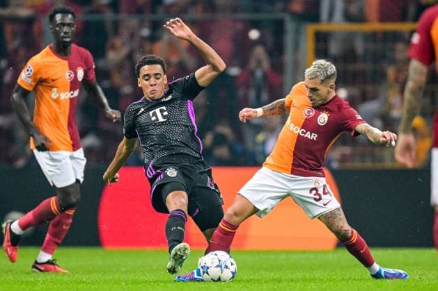 ISTANBUL - (l-r) Jamal Musiala of FC Bayern Munich, Lucas Torreira of Galatasaray during the UEFA Champions League Group A match between Galatasaray and FC Bayern Munich at the Rams Global Stadium on October 24 in Istanbul, Turkey. ANP Hollandse Hoogte UEFA Champions League 2023 24 2023 2024 xVIxANPxSportx xGerritxvanxKeulenxIVx 482000800 originalFilename: 482000800.jpg