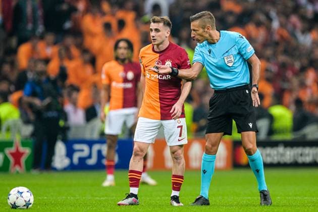 ISTANBUL - (l-r) Kerem Akturkoglu of Galatasaray, referee Davide Massa during the UEFA Champions League Group A match between Galatasaray and FC Bayern Munich at the Rams Global Stadium on October 24 in Istanbul, Turkey. ANP Hollandse Hoogte UEFA Champions League 2023 24 2023 2024 xVIxANPxSportx xGerritxvanxKeulenxIVx 482000874 originalFilename: 482000874.jpg
