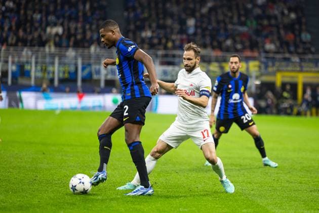 SOCCER - UEFA CL, Inter vs RBS MILAN,ITALY,24.OCT.23 - SOCCER - UEFA Champions League, group stage, FC Internazionale Milano vs Red Bull Salzburg. Image shows Denzel Justus Morris Dumfries (Inter) and Andreas Ulmer (RBS).  GEPAxpictures xGintarexKarpaviciute
