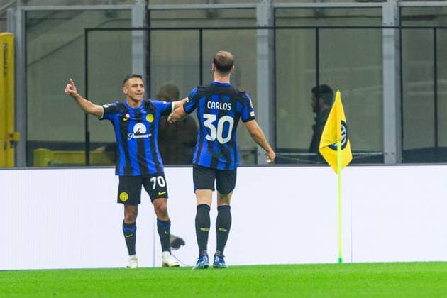 SOCCER - UEFA CL, Inter vs RBS MILAN,ITALY,24.OCT.23 - SOCCER - UEFA Champions League, group stage, FC Internazionale Milano vs Red Bull Salzburg. Image shows the rejoicing of Alexis Sanchez and Carlos Augusto (Inter).  GEPAxpictures xGintarexKarpaviciute
