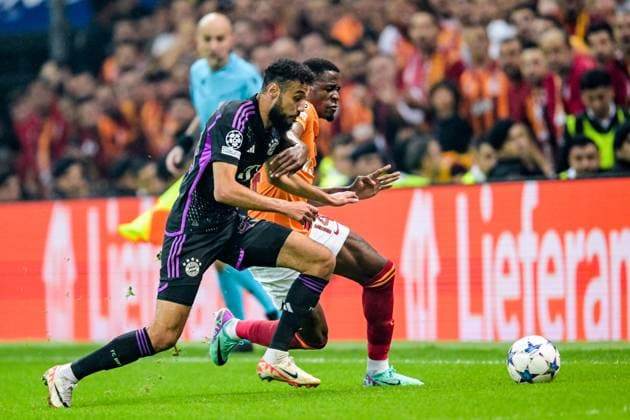 ISTANBUL - (l-r) Noussair Mazraoui of FC Bayern Munich, Wilfried Zaha of Galatasaray during the UEFA Champions League Group A match between Galatasaray and FC Bayern Munich at the Rams Global Stadium on October 24 in Istanbul, Turkey. ANP Hollandse Hoogte UEFA Champions League 2023 24 2023 2024 xVIxANPxSportx xGerritxvanxKeulenxIVx 482001873 originalFilename: 482001873.jpg