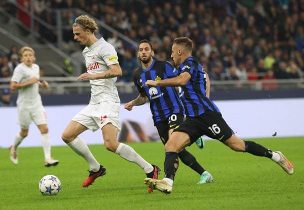 October 24, 2023, MILAN, ITALY: Fc Salzburg s Maurits Kjaergaard (C) challenges for the ball with Inter Milan™s Davide Frattesi (R) during he UEFA Champions League group D soccer match between Fc Inter and Fc Salzburg at Giuseppe Meazza stadium in Milan, 24 October 2023..ANSA MATTEO BAZZI. Soccer; Champions League: Fc Inter vs Fc Salzburg  - ZUMAa110 20231024_zaf_a110_057 Copyright: xMatteoxBazzix