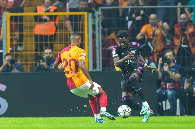 in duel, action, with Tete 20 Galatasaray , Alphonso Davies 19 FC Bayern Muenchen , Galatasaray Istanbul vs FC Bayern Muenchen, Champions League, football, preliminary round, first leg, 24 10 2023 Istanbul Istanbul Turkey Copyright: xkolbert-press ChristianxKolbertx