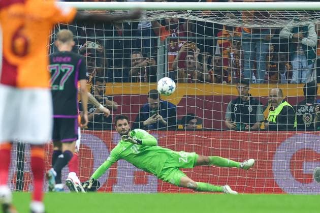 Sven Ulreich 26 FC Bayern Muenchen gets the goal to equalize 1 1 on penalty kick, Galatasaray Istanbul vs FC Bayern Muenchen, Champions League, football, preliminary round, first leg, 24 10 2023 Istanbul Istanbul Turkey Copyright: xkolbert-press ChristianxKolbertx