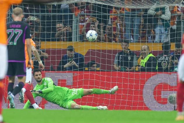 Sven Ulreich 26 FC Bayern Muenchen gets the goal to equalize 1 1 on penalty kick, Galatasaray Istanbul vs FC Bayern Muenchen, Champions League, football, preliminary round, first leg, 24 10 2023 Istanbul Istanbul Turkey Copyright: xkolbert-press ChristianxKolbertx