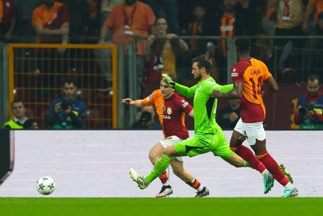 in duel, action, with Sven Ulreich 26 FC Bayern Muenchen , Galatasaray Istanbul vs FC Bayern Muenchen, Champions League, football, preliminary round, first leg, 24 10 2023 Istanbul Istanbul Turkey Copyright: xkolbert-press ChristianxKolbertx