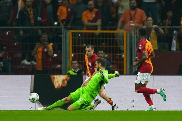 in duel, action, with Sven Ulreich 26 FC Bayern Muenchen , Galatasaray Istanbul vs FC Bayern Muenchen, Champions League, football, preliminary round, first leg, 24 10 2023 Istanbul Istanbul Turkey Copyright: xkolbert-press ChristianxKolbertx