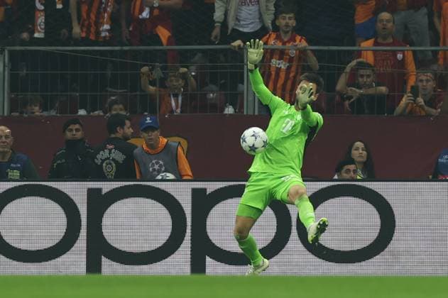 Goalkeeper action of Sven Ulreich 26 FC Bayern Muenchen , Galatasaray Istanbul vs FC Bayern Muenchen, Champions League, Football, Preliminary round, First leg, 24 10 2023 Istanbul Istanbul Turkey Copyright: xkolbert-press ChristianxKolbertx