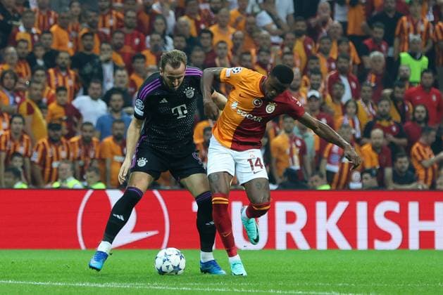 in duel, action, with Harry Kane 9 FC Bayern Muenchen , Wilfried Zaha 14 Galatasaray , Galatasaray Istanbul vs FC Bayern Muenchen, Champions League, football, preliminary round, first leg, 24 10 2023 Istanbul Istanbul Turkey Copyright: xkolbert-press ChristianxKolbertx