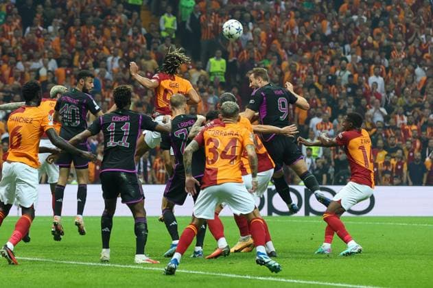 in duel, action, with Sacha Boey 93 Galatasaray , Harry Kane 9 FC Bayern Muenchen , Galatasaray Istanbul vs FC Bayern Muenchen, Champions League, football, preliminary round, first leg, 24 10 2023 Istanbul Istanbul Turkey Copyright: xkolbert-press ChristianxKolbertx