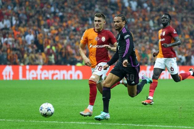in duel, action, with Kazimcan Karatas 88 Galatasaray , Leroy Sane 10 FC Bayern Muenchen , Galatasaray Istanbul vs FC Bayern Muenchen, Champions League, football, preliminary round, first leg, 24 10 2023 Istanbul Istanbul Turkey Copyright: xkolbert-press ChristianxKolbertx