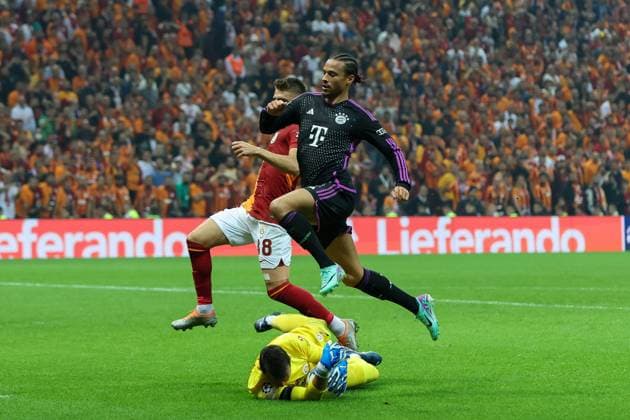 in duel, action, with Harry Kane 9 FC Bayern Muenchen , Wilfried Zaha 14 Galatasaray , Fernando Muslera 1 Galatasaray , Galatasaray Istanbul vs FC Bayern Muenchen, Champions League, football, preliminary round, first leg, 24 10 2023 Istanbul Turkey Copyright: xkolbert-press ChristianxKolbertx