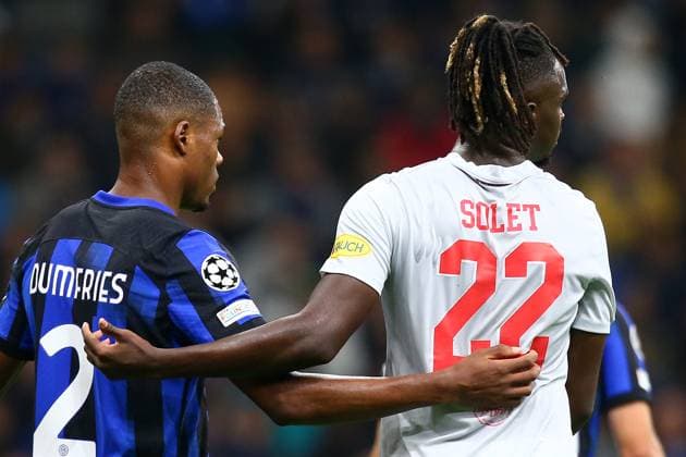 Foto Davide Spada LaPresse 24 ottobre 2023 - Milano , Italia - calcio - Inter vs Salisburgo - Champions League 2023 2024 - Stadio San Siro. Nella foto: Denzel Dumfries (FC Inter); Solet October 24 , 2023 Milan , Italy - sport, calcio - Inter vs Salzburg Champions League 2023 2024 - San Siro Stadium . In the pic : Denzel Dumfries (FC Inter); Solet  Copyright: xDavidexSpada LaPressex