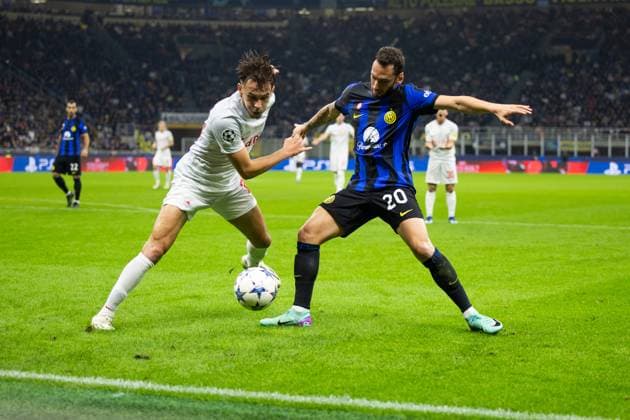 SOCCER - UEFA CL, Inter vs RBS MILAN,ITALY,24.OCT.23 - SOCCER - UEFA Champions League, group stage, FC Internazionale Milano vs Red Bull Salzburg. Image shows Amar Dedic (RBS) and Denzel Justus Morris Dumfries (Inter).  GEPAxpictures xGintarexKarpaviciute