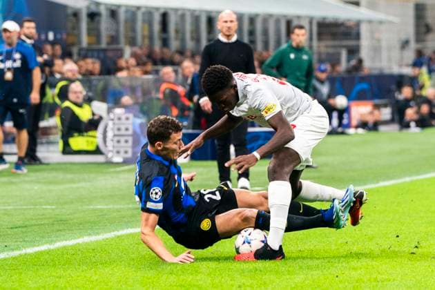 MILAN, ITALY OCTOBER 24 Benjamin Pavard of Inter against Lucas Gourna Douath of Salzburg during the UEFA Champions League Group Stage match between FC Internazionale and FC Salzburg at Stadio Giuseppe Meazza on October 24, 2023 in Milan, Italy Milan Stadio Giuseppe Meazza Italy Copyright: xJustPictures.ch JarixPestelaccix jp-en-EuSpIm-JP3_Inter_Salzburg_24Oct2023_JAR_102