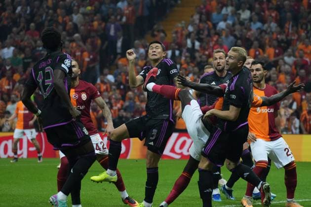 Kaan Ayhan (R) of Galatasaray and Kim Min Jae of Bayern Munchen during the UEFA Champions League match between Galatasaray A.S. and FC Bayern München at RAMS PARK Arena on October 24, 2023 in Istanbul, Turkey. Istanbul Turkey Copyright: xSeskimPhotox Gsaray-BMunich_241023 (78)