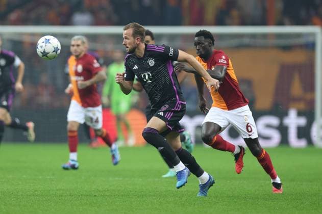 in duel, action, with Harry Kane 9 FC Bayern Muenchen , Davinson Sanchez 6 Galatasaray , Galatasaray Istanbul vs FC Bayern Muenchen, Champions League, football, preliminary round, first leg, 24 10 2023 Istanbul Istanbul Turkey Copyright: xkolbert-press ChristianxKolbertx