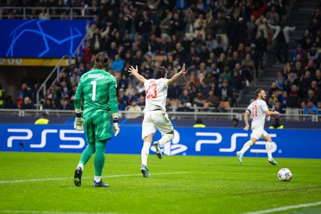 SOCCER - UEFA CL, Inter vs RBS MILAN,ITALY,24.OCT.23 - SOCCER - UEFA Champions League, group stage, FC Internazionale Milano vs Red Bull Salzburg. Image shows Yann Sommer (Inter) and the rejoicing of Roko Simic (RBS).  GEPAxpictures xGintarexKarpaviciute