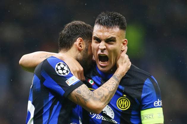Foto Davide Spada LaPresse 24 ottobre 2023 - Milano , Italia - calcio - Inter vs Salisburgo - Champions League 2023 2024 - Stadio San Siro. Nella foto: esultanza dopo il gol 2-1 Hakan Calhanoglu (FC Inter); Lautaro Martinez (FC Inter); October 24 , 2023 Milan , Italy - sport, calcio - Inter vs Salzburg Champions League 2023 2024 - San Siro Stadium . In the pic : celebrates after scoring 2-1 Hakan Calhanoglu (FC Inter); Lautaro Martinez (FC Inter);  Copyright: xDavidexSpada LaPressex